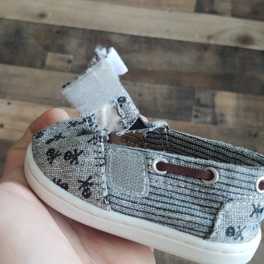 Toms Bimini Chambray Skulls Gray sz 4 Toddler